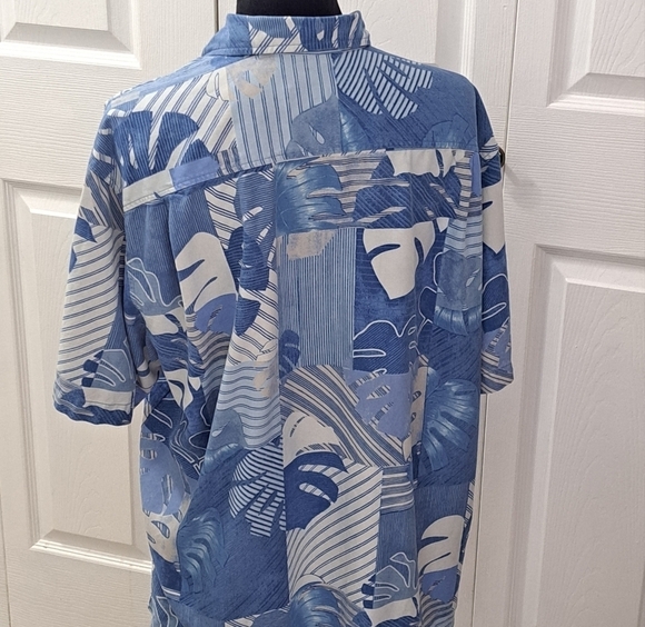 Tommy Bahama Blue & White Patterned 100% Silk Shirt   Size XL - Picture 3 of 10